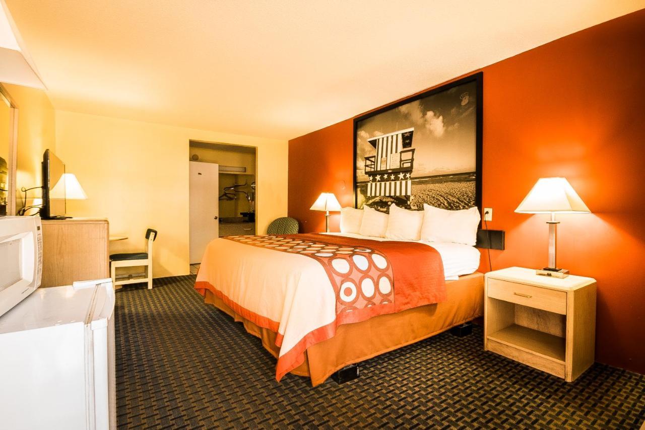 Super 8 By Wyndham Chipley Hotell Exteriör bild