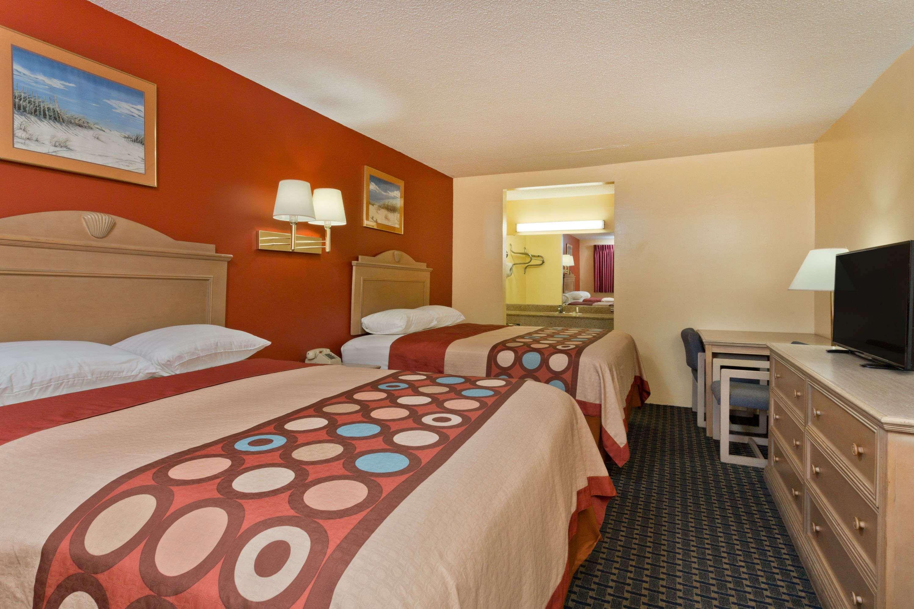 Super 8 By Wyndham Chipley Hotell Exteriör bild