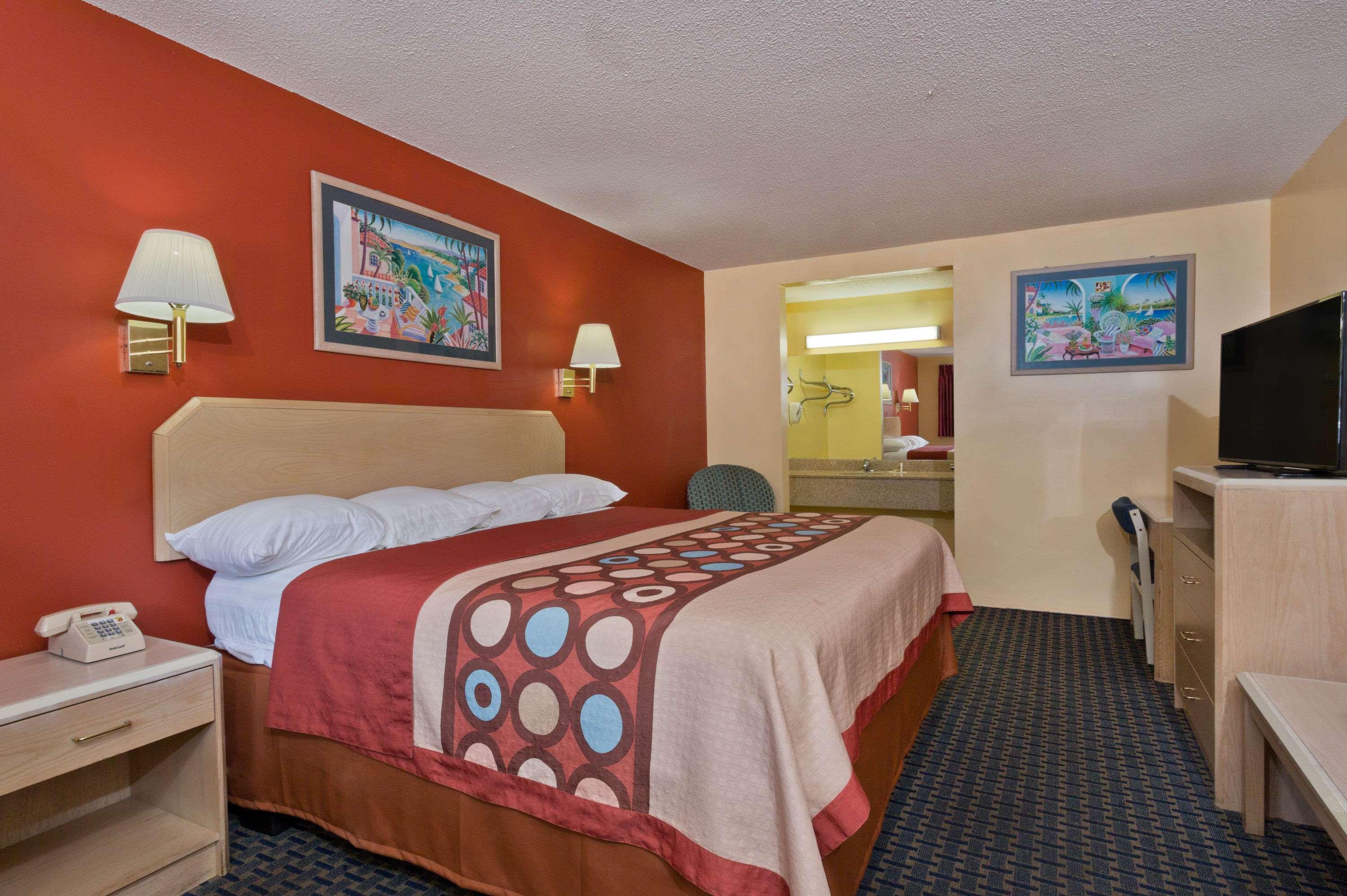 Super 8 By Wyndham Chipley Hotell Exteriör bild