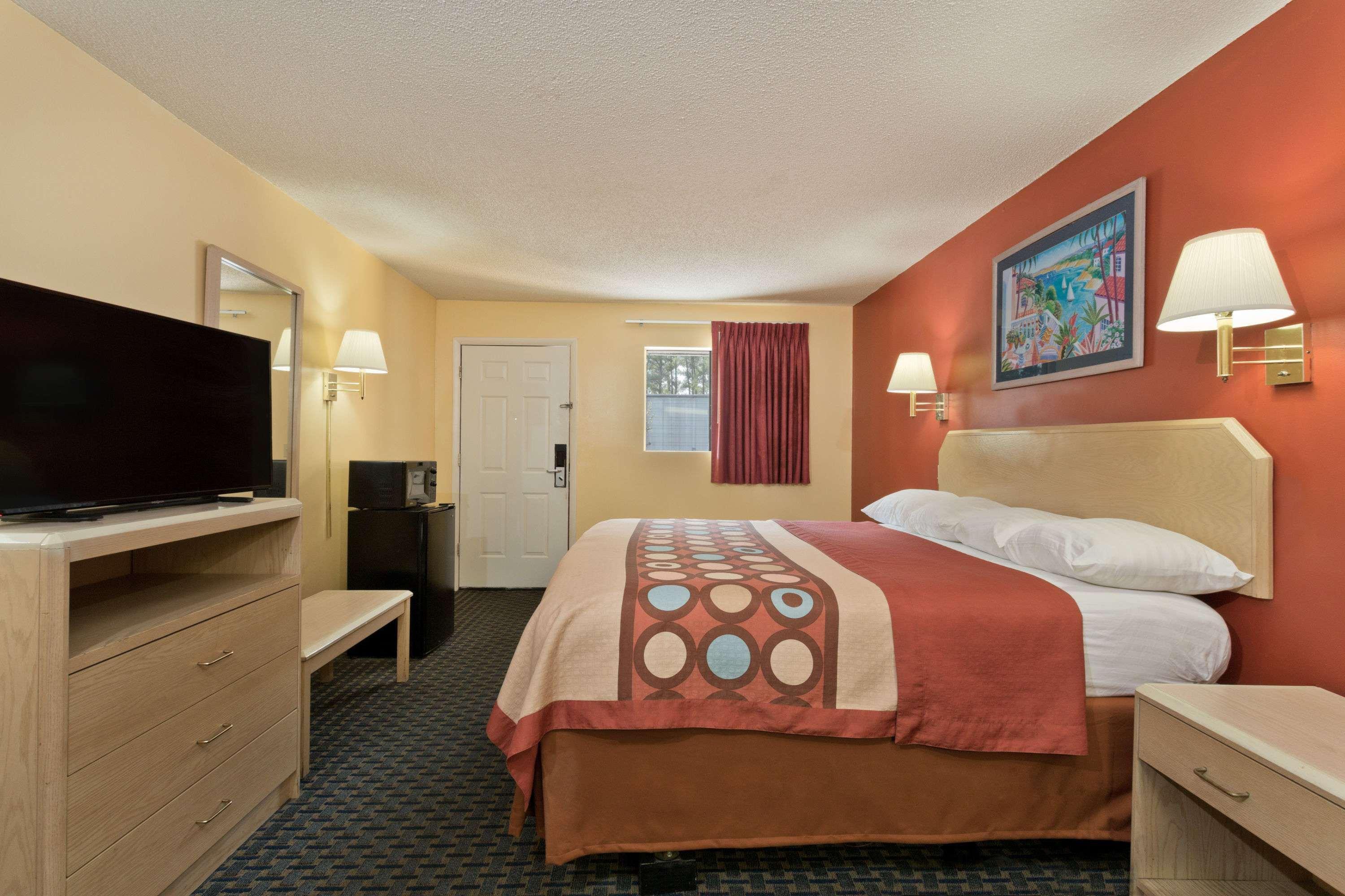Super 8 By Wyndham Chipley Hotell Exteriör bild