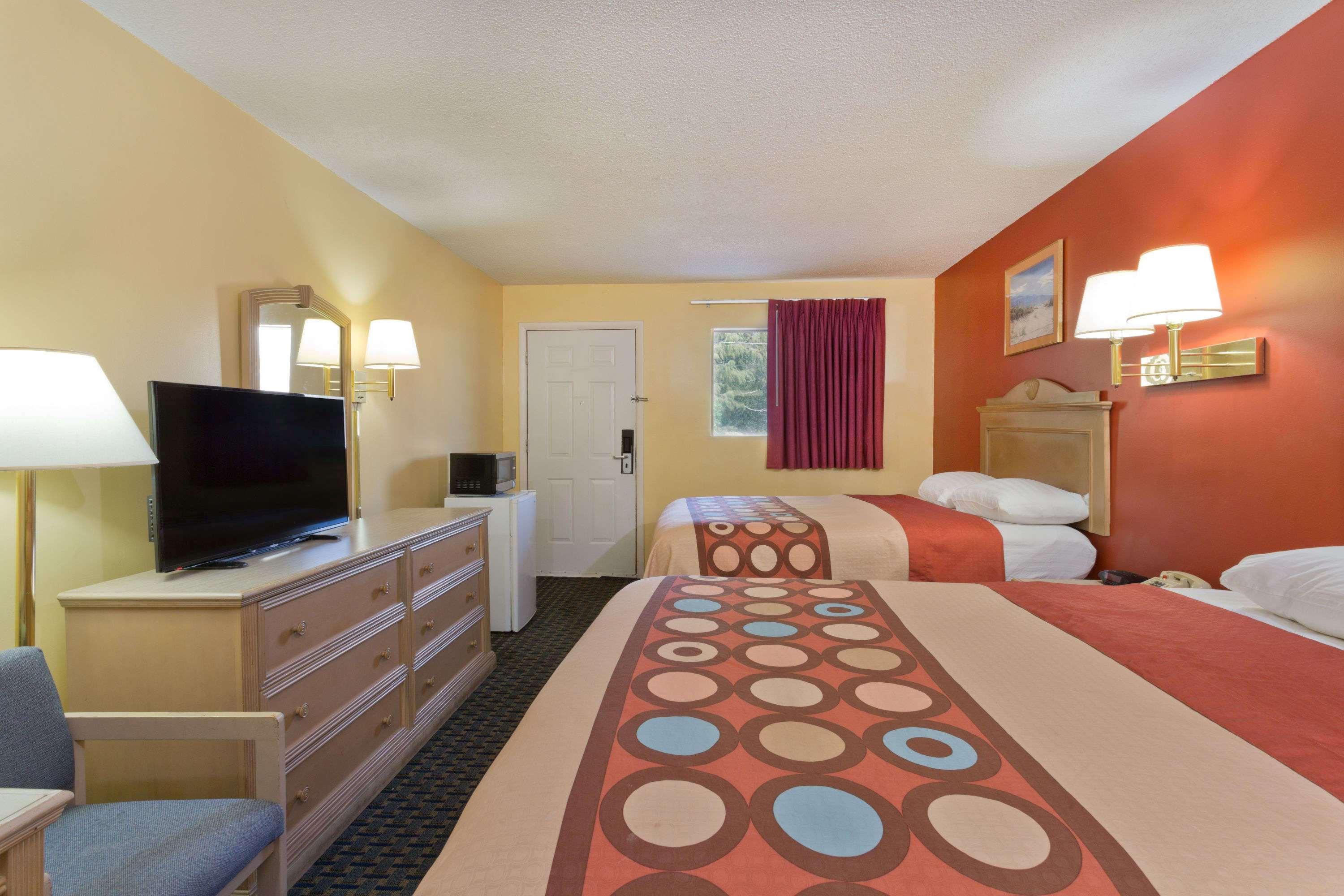 Super 8 By Wyndham Chipley Hotell Exteriör bild
