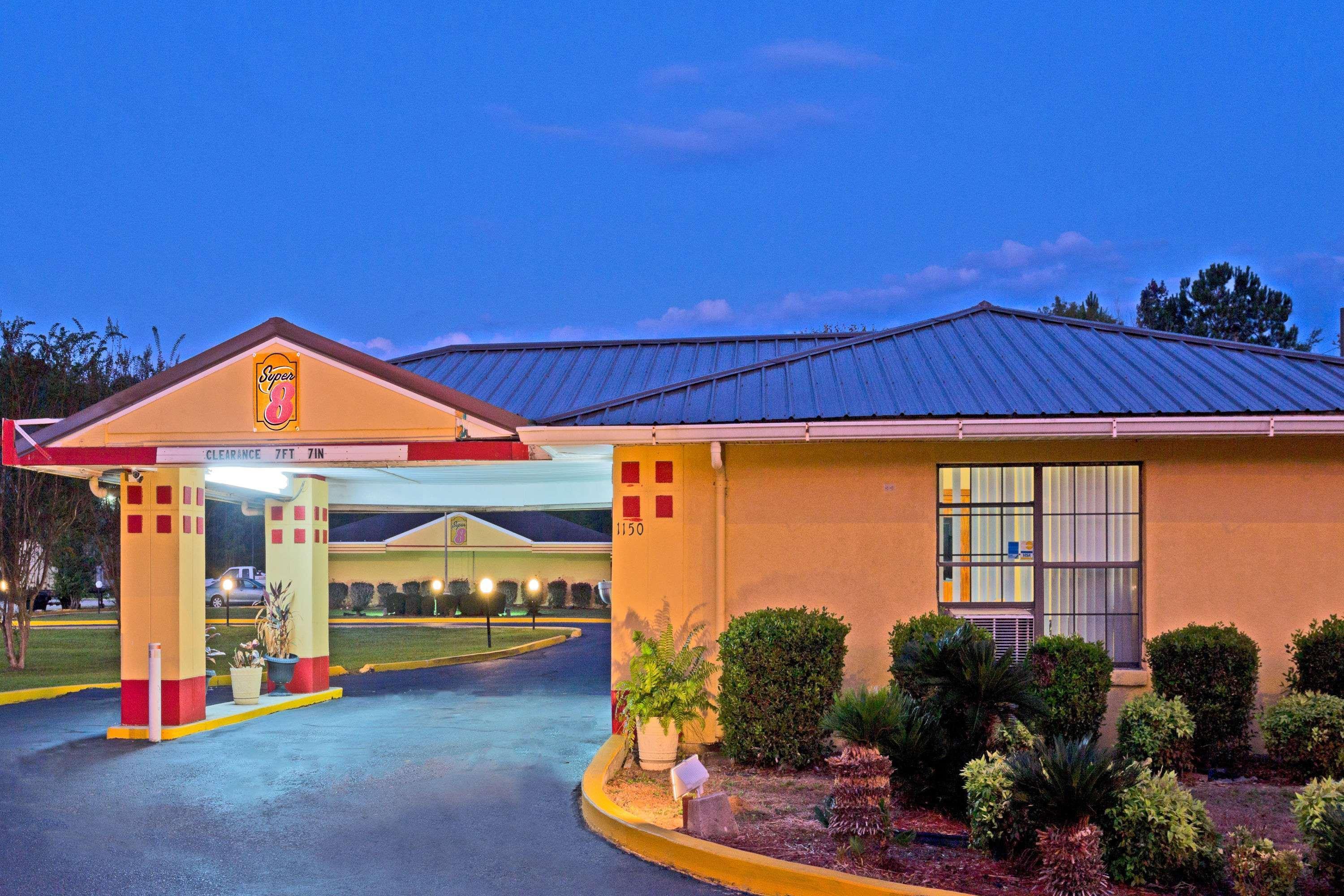 Super 8 By Wyndham Chipley Hotell Exteriör bild